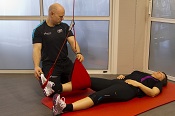 Personleg trenar med pasient i slyngetrening